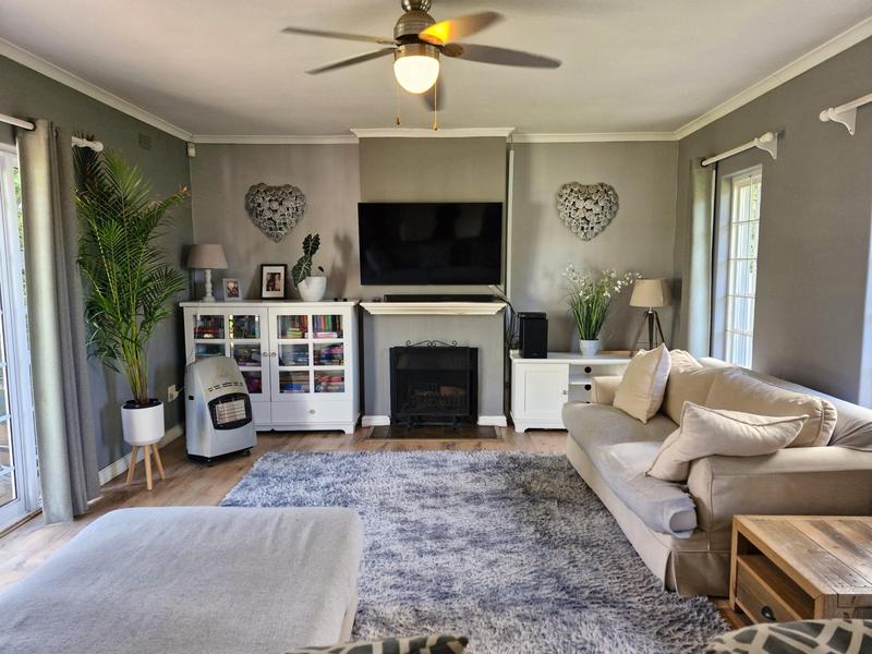 To Let 4 Bedroom Property for Rent in Kreupelbosch Western Cape